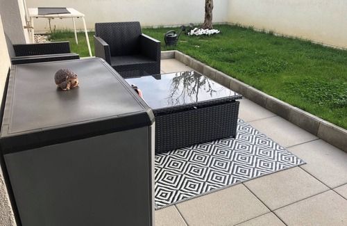 Voreppe Apartamento | Apartment with garden and covered terrace
