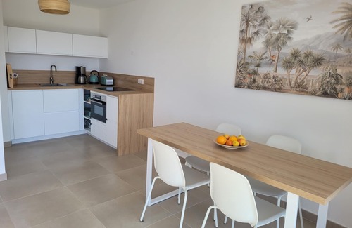 Giens Apartamento | Apartment with garden and lovely sea view, 15-minute walk from the beaches.