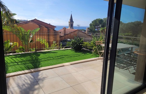 Giens Apartamento | Apartment with garden and lovely sea view, 15-minute walk from the beaches.
