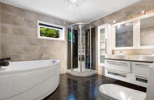 Midtsandan Apartamento | Apartment with garden and large bathroom