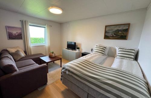 Midtsandan Apartamento | Apartment with garden and large bathroom
