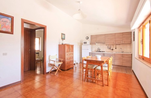 Il Poggio Apartamento | Apartamento con terraza con vista al lago y jardín privado cerca de la playa.
