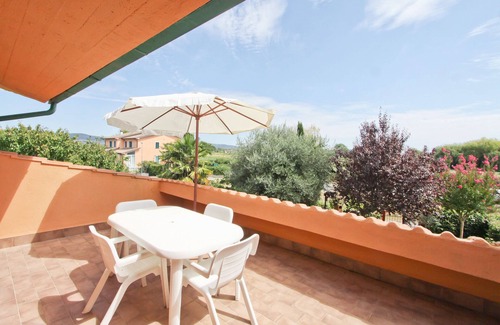 Il Poggio Apartamento | Apartamento con terraza con vista al lago y jardín privado cerca de la playa.
