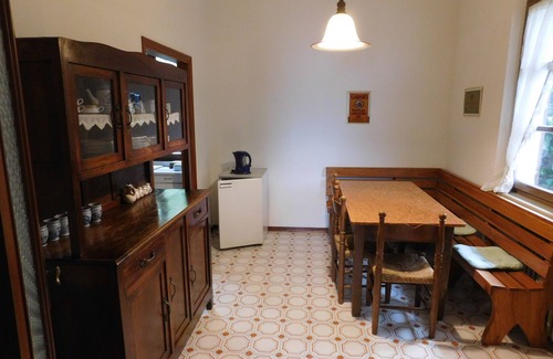 Torri del Benaco Apartamento | Apartamento con espléndida vista al lago a unos pasos de la playa.