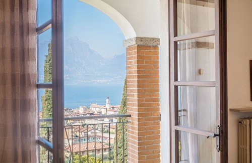Torri del Benaco Apartamento | Apartamento con espléndida vista al lago a unos pasos de la playa.