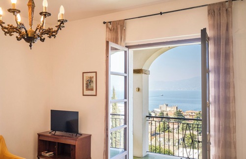 Torri del Benaco Apartamento | Apartamento con espléndida vista al lago a unos pasos de la playa.