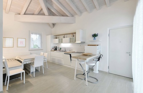 Montioni Apartamento | Apartamento con gran terraza (vista al lago) y piscina comunitaria.