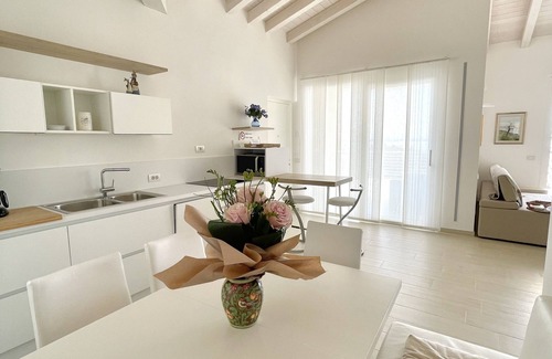 Montioni Apartamento | Apartamento con gran terraza (vista al lago) y piscina comunitaria.