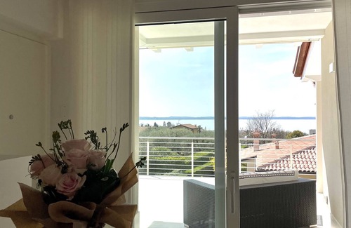 Montioni Apartamento | Apartamento con gran terraza (vista al lago) y piscina comunitaria.