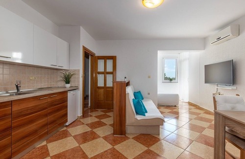 Dramalj Apartamento | Apartamento con gran terraza frente al mar - sólo 290 m del mar (HVO)