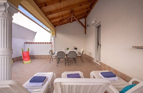Dramalj Apartamento | Apartamento con gran terraza frente al mar - sólo 290 m del mar (HVO)