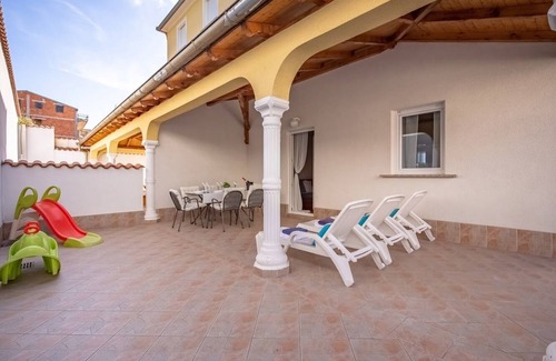 Dramalj Apartamento | Apartamento con gran terraza frente al mar - sólo 290 m del mar (HVO)