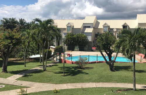 Le Gosier Apartamento | Apartamento con piscina y acceso a la playa para 2 a 5 personas.