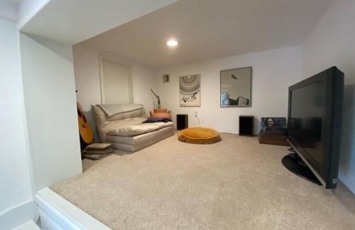Topanga Apartamento | Apartment with Private Deck & Mountain Views