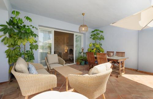 Bahia de Casares Apartamento | Apartment, with private terrace and in beachfront urbanization with heated pool, in Casares Costa