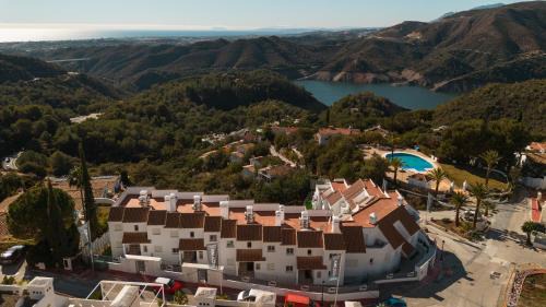 Istan Apartamento | Apartment with private terrace and panoramic views, Balcones del Lago, Istán