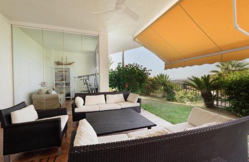 Istan Apartamento | Apartment with private terrace and panoramic views, Balcones del Lago, Istán