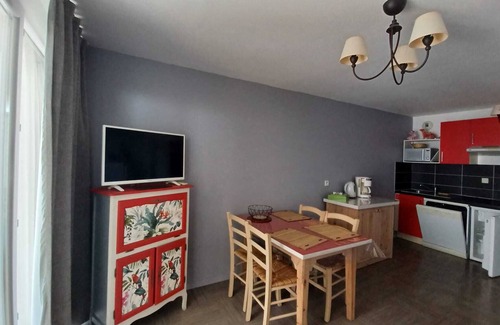 Plougasnou Apartamento | Apartment with sea view, GR 34 and beach nearby