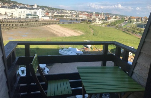 Deauville Apartamento | Apartment with sea view, 5 minutes' walk from the beach.