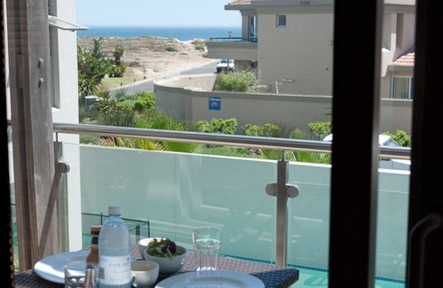 Sunset Beach Apartamento | Apartamento con vista al mar desde el balcón.