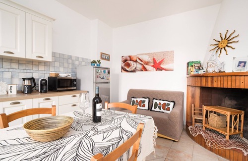 Cala Liberotto Apartamento | Apartamento 'Ziu Jori' con terraza privada, jardín compartido y Wi-Fi