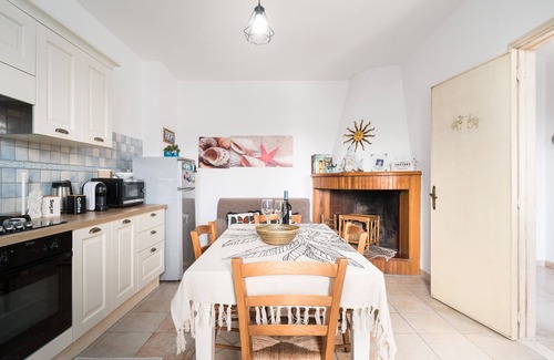 Cala Liberotto Apartamento | Apartamento 'Ziu Jori' con terraza privada, jardín compartido y Wi-Fi
