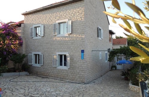 Mirce Apartamento | Apartments Guerieri - Apartamento de dos habitaciones con terraza y vistas al jardín (A1)
