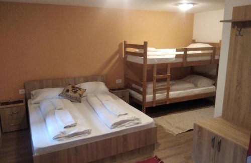 Strmosten Cama Y Desayuno | Apartments Izvor Lisine