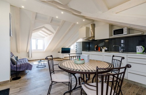 Gruz Apartamento | Apartments Life - Apartamento de dos habitaciones con balcón y vista al mar