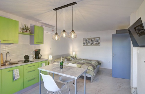 Vratarusa Apartamento | Apartments Luka & Leona - Two Bedroom Apartment with Balcony Luka