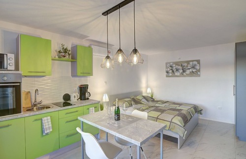 Vratarusa Apartamento | Apartments Luka & Leona - Two Bedroom Apartment with Balcony Luka