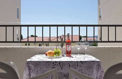 Kastel Stafilic Apartamento | Apartments Monica 100 meters to beach near Split Trogir