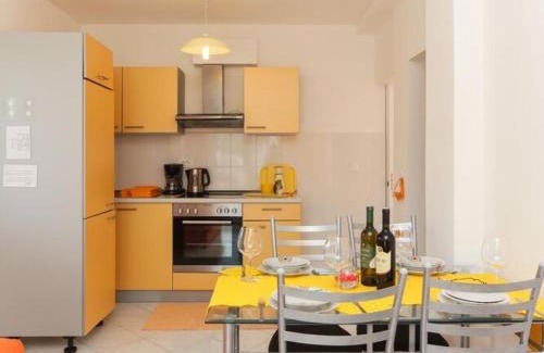 Babin Kuk Apartamento | Apartments Pojko - One-Bedroom Apartment with Terrace Yellow