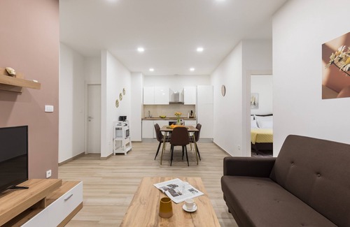 Solin Apartamento | Apartments Villa Salona Sky - Comfort Two Bedroom Apartment with Balcony