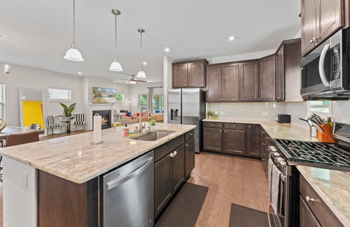 Apex Casa | Apex Luxury 4BR Near Lake - Movie Room & Sleeps 14