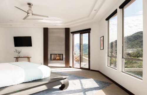 Tatum Canyon Villa | Apollo by AvantStay | 6BR Private Desert Oasis with Pool, Hot Tub & Movie Room