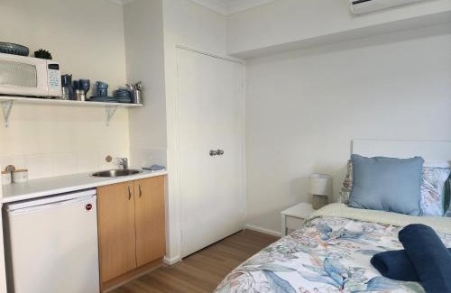 Halls Head Apartamento | Apollo Quays Resort Studio apartment with Kitchenette and shared jetty