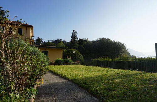 Bellagio Apartamento | Apartamento y jardín "CASINA", WI-FI gratuito, portón automático, garaje cubierto.