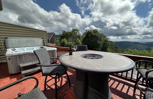Wolf Laurel Casa | Appalachian Hideaway - Perfect Views - Hatley Pointe- great snow conditions NOW