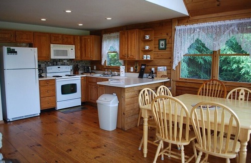 West Jefferson Cabina | RIVERFRONT log cabin, jacuzzi, chimenea de leña, admite mascotas, fogata, futbolín, wifi, terraza, cov. Porche, se admiten perros pequeños.