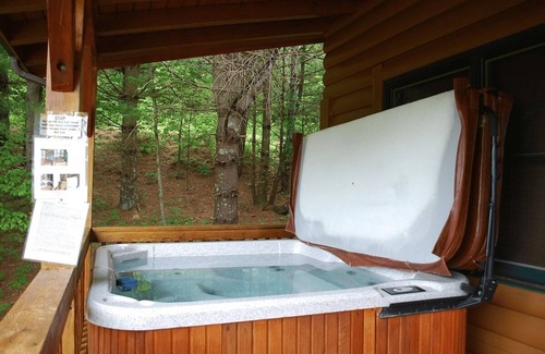 West Jefferson Cabina | RIVERFRONT log cabin, jacuzzi, chimenea de leña, admite mascotas, fogata, futbolín, wifi, terraza, cov. Porche, se admiten perros pequeños.