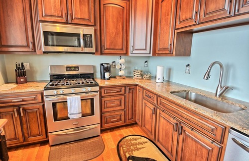 West Jefferson Cabina | Appalachian View-Open for Bookings! Pool Table, Views, Hot Tub