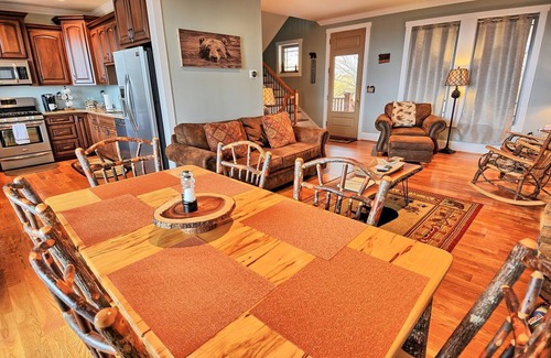 West Jefferson Cabina | Appalachian View-Open for Bookings! Pool Table, Views, Hot Tub