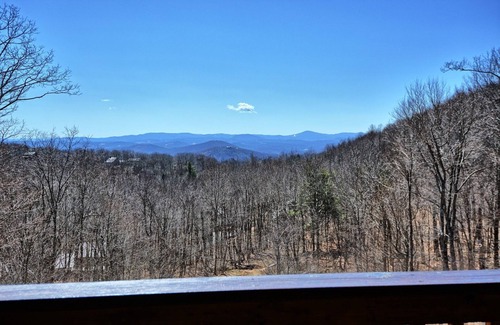 West Jefferson Cabina | Appalachian View-Open for Bookings! Pool Table, Views, Hot Tub
