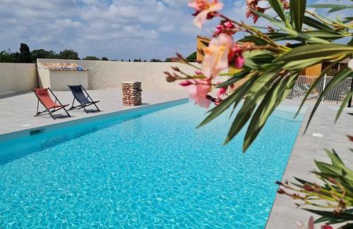 Fontvieille Apartamento | appart cosy avec son exterieur chaleureux,piscine et parking prive
