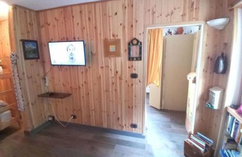 Antey-Saint-Andre Apartamento | Appartamento raccolto con terrazzo e parcheggio CIR 0002