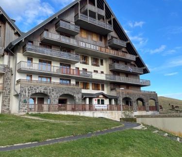 Besse-et-Saint-Anastaise Apartamento | Appartement bellevue sur les hauteurs de Super-Besse