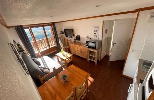 Besse-et-Saint-Anastaise Apartamento | Appartement bellevue sur les hauteurs de Super-Besse