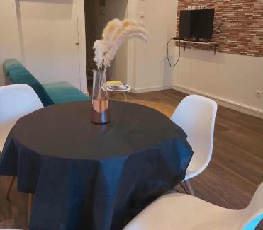 Saint-Leonard-de-Noblat Apartamento | Appartement entier 1