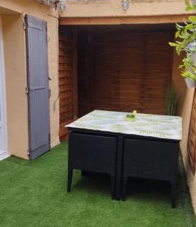Les Adrets-de-l'Esterel Apartamento | appartement 1 étoile paisible et son jardin privé